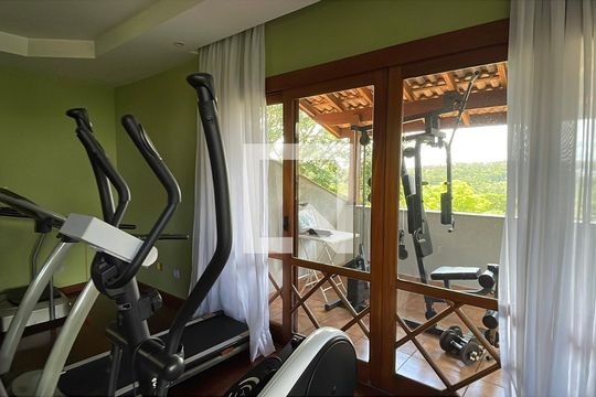 Academia de casa de condomínio para alugar com 4 quartos, 950m² em Parque Dom Henrique, Cotia