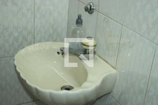 Lavabo de casa de condomínio para alugar com 5 quartos, 400m² em Chácara Pavoeiro, Cotia