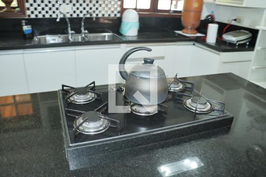 Cozinha de casa de condomínio para alugar com 5 quartos, 400m² em Chácara Pavoeiro, Cotia