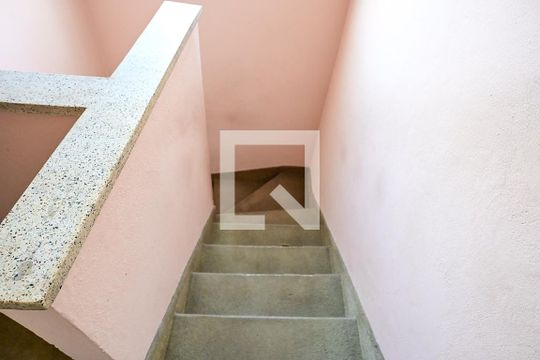 Escada 1 de casa à venda com 3 quartos, 146m² em Jardim Monte Alegre, Taboão da Serra