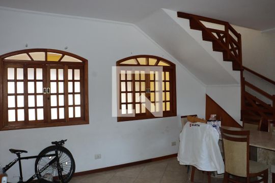 Casa para alugar com 3 quartos, 180m² em Jardim Sao Miguel, Cotia