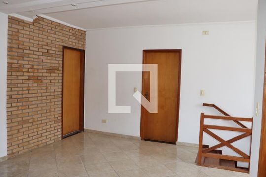 Casa para alugar com 3 quartos, 180m² em Jardim Sao Miguel, Cotia