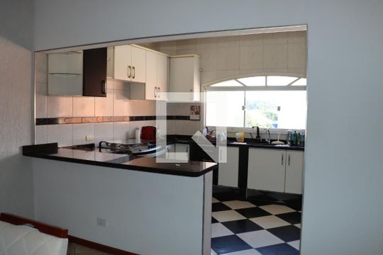 Casa para alugar com 3 quartos, 180m² em Jardim Sao Miguel, Cotia