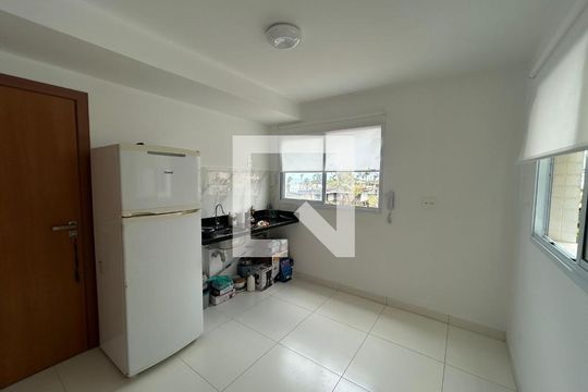 Sala e cozinha de apartamento para alugar com 1 quarto, 24m² em Jardim Placaford, Salvador