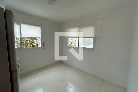 Sala e cozinha de apartamento para alugar com 1 quarto, 24m² em Jardim Placaford, Salvador