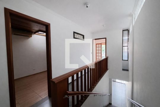 Corredor de casa à venda com 3 quartos, 209m² em Jardim Roberto, Osasco