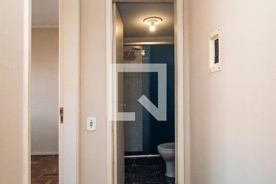 Corredor de apartamento à venda com 1 quarto, 40m² em Tristeza, Porto Alegre