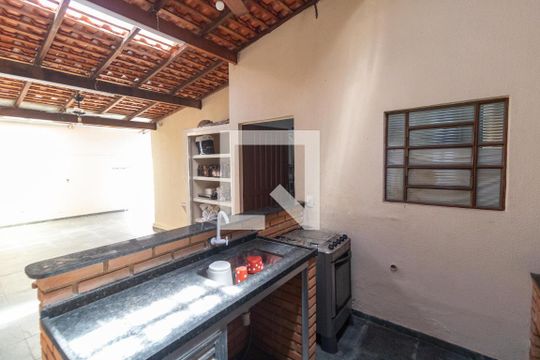 Quintal de casa à venda com 3 quartos, 250m² em Jardim Yeda, Campinas