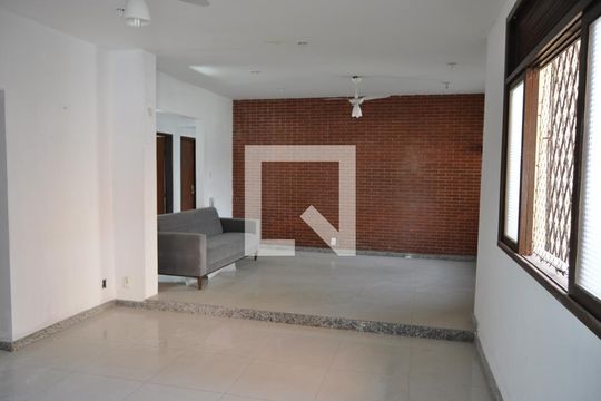 Casa à venda com 3 quartos, 500m² em Encantado, Rio de Janeiro