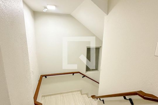 Escada de apartamento para alugar com 2 quartos, 70m² em Barreiros, São José