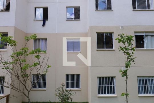 Placa instalada na janela do quarto do imóvel (2ºandar) -Código da placa KJFK-552 de apartamento para alugar com 2 quartos, 32m² em Fazenda Aricanduva, São Paulo