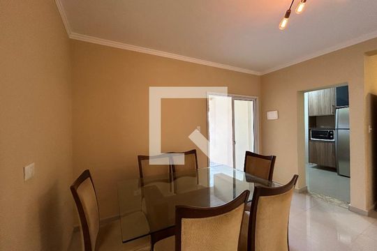 Sala de casa à venda com 3 quartos, 200m² em Vila Miriam, São Paulo