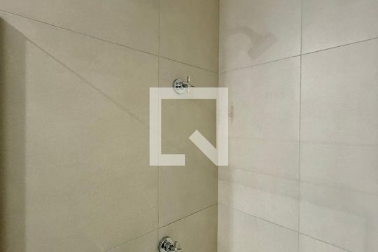 Banheiro  de kitnet/studio para alugar com 1 quarto, 27m² em Jardim das Acacias, São Paulo