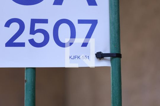 Placa instalada no portão do imóvel - Código da placa KJFK-551 de casa para alugar com 2 quartos, 80m² em Vila Santista, São Paulo