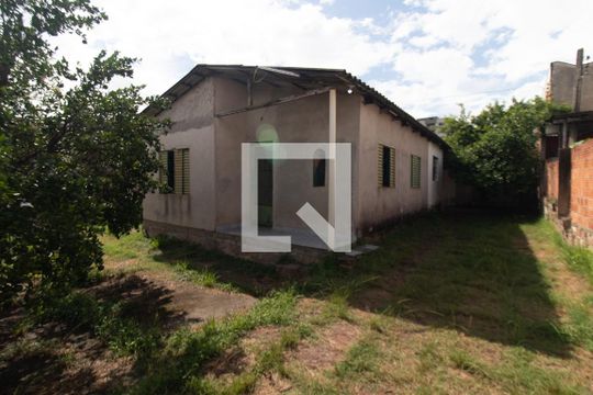 Fachada de casa à venda com 3 quartos, 70m² em Tristeza, Porto Alegre