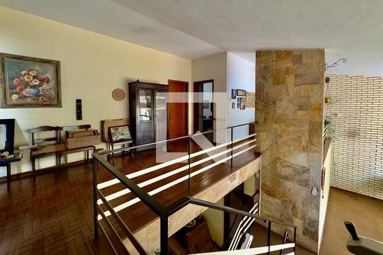 Casa para alugar com 4 quartos, 300m² em Sion, Belo Horizonte