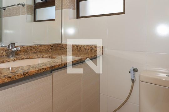 Banheiro da Suíte de apartamento para alugar com 2 quartos, 81m² em Passo D’areia, Porto Alegre