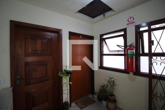 Corredor de apartamento à venda com 1 quarto, 55m² em Jardim do Salso, Porto Alegre