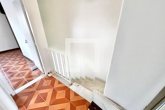 Escada de casa à venda com 3 quartos, 150m² em Jardim Sonia, São Paulo