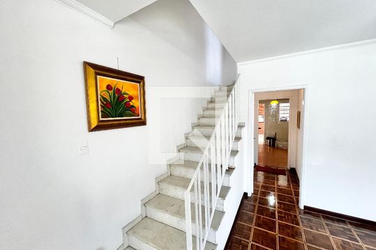 Escada de casa à venda com 3 quartos, 150m² em Jardim Sonia, São Paulo