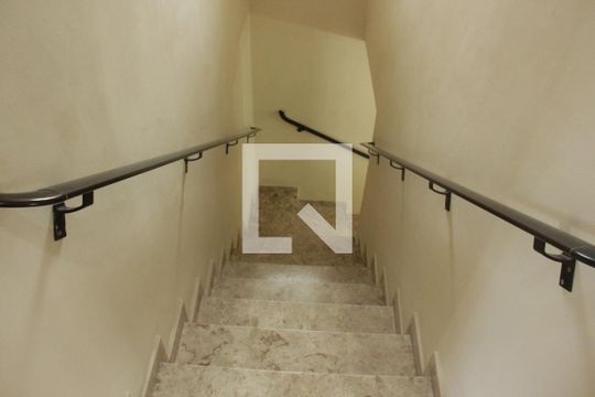 Escada de casa para alugar com 4 quartos, 252m² em Aparecida, Santos