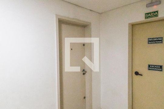 Entrada de apartamento à venda com 3 quartos, 74m² em Jardim Tupanci, Barueri