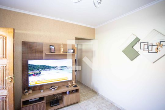 Sala de TV de casa à venda com 3 quartos, 200m² em Taboão, Diadema