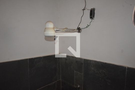Banheiro de apartamento para alugar com 1 quarto, 30m² em Vila Valqueire, Rio de Janeiro