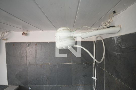 Banheiro de apartamento para alugar com 1 quarto, 30m² em Vila Valqueire, Rio de Janeiro