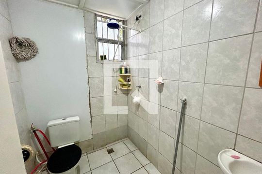 Banheiro de apartamento para alugar com 2 quartos, 47m² em Jardim Vermelhão, Guarulhos