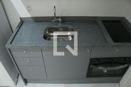 Cozinha de apartamento para alugar com 1 quarto, 25m² em Barra Funda, São Paulo
