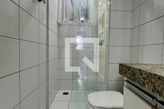 Banheiro de apartamento à venda com 2 quartos, 75m² em Cambuí, Campinas