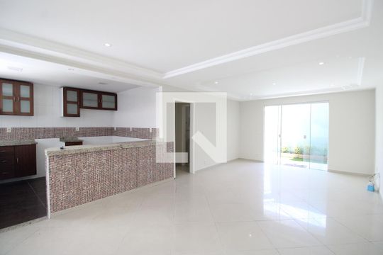 Sala de casa de condomínio à venda com 3 quartos, 170m² em Taquara, Rio de Janeiro