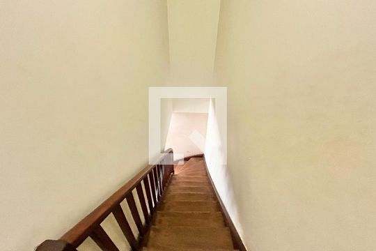 Escada de casa para alugar com 6 quartos, 382m² em Santana, São Paulo