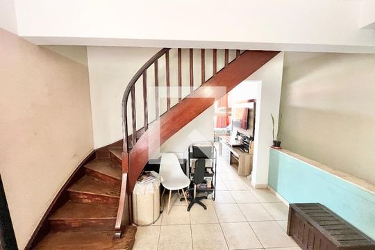 Escada de casa para alugar com 6 quartos, 382m² em Santana, São Paulo
