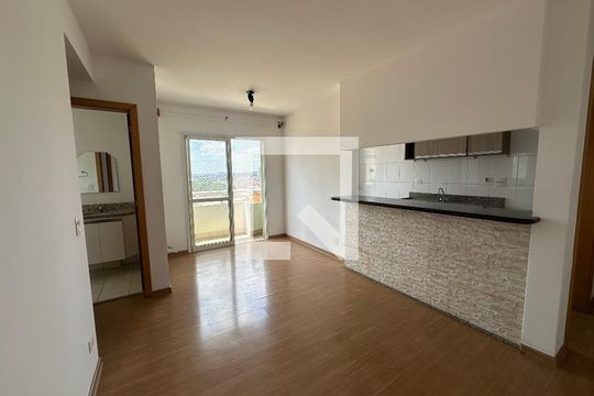 Sala de apartamento à venda com 2 quartos, 60m² em Jardim Tupanci, Barueri