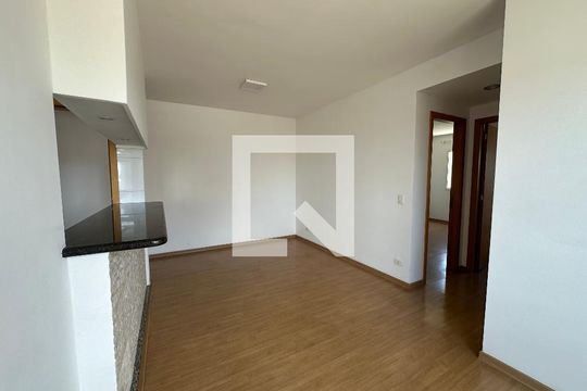 Sala de apartamento à venda com 2 quartos, 60m² em Jardim Tupanci, Barueri