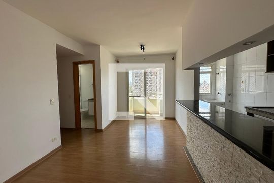 Sala de apartamento à venda com 2 quartos, 60m² em Jardim Tupanci, Barueri