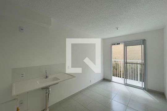 Sala e Cozinha de apartamento à venda com 2 quartos, 32m² em Vila Carmosina, São Paulo