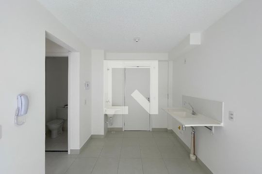 Cozinha e Área de Serviço de apartamento à venda com 2 quartos, 32m² em Vila Carmosina, São Paulo