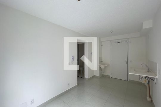 Sala e Cozinha de apartamento à venda com 2 quartos, 32m² em Vila Carmosina, São Paulo