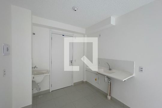 Cozinha e Área de Serviço de apartamento à venda com 2 quartos, 32m² em Vila Carmosina, São Paulo
