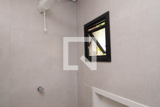 Banheiro Social de kitnet/studio para alugar com 1 quarto, 36m² em Alto de Pinheiros, São Paulo