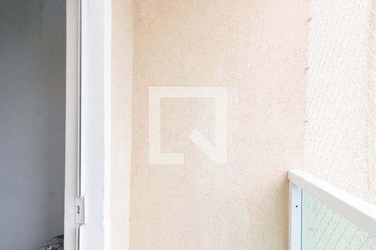 Sacada de casa à venda com 3 quartos, 135m² em Vila Carmosina, São Paulo