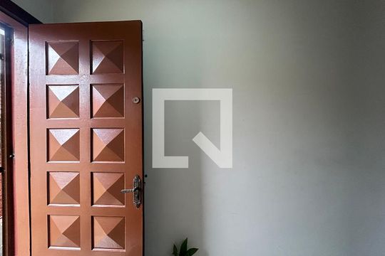 Entrada de casa para alugar com 4 quartos, 400m² em Vila dos Remedios, São Paulo