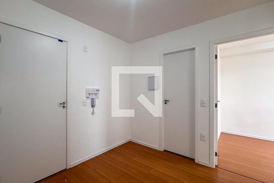 Sala e cozinha de apartamento para alugar com 2 quartos, 28m² em Vila das Belezas, São Paulo