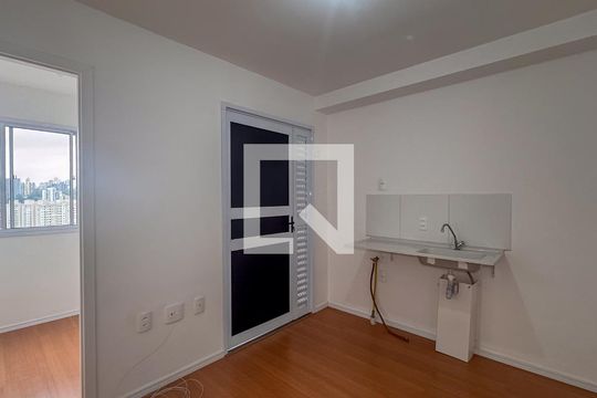 Sala e cozinha de apartamento para alugar com 2 quartos, 28m² em Vila das Belezas, São Paulo