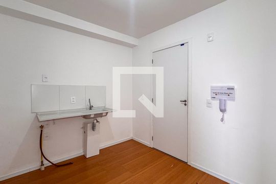 Sala e cozinha de apartamento para alugar com 2 quartos, 28m² em Vila das Belezas, São Paulo