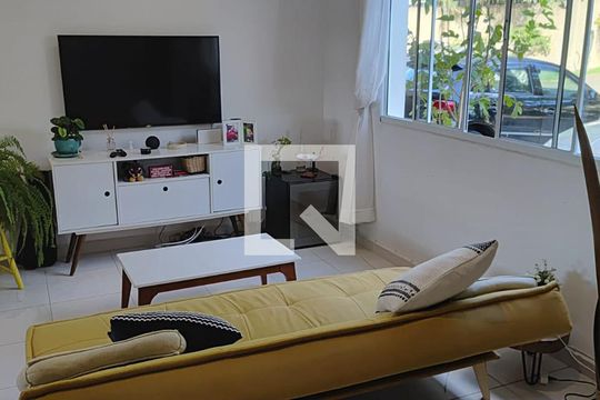 Sala de casa de condomínio para alugar com 3 quartos, 160m² em Chácara Pavoeiro, Cotia