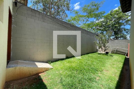 Área externa de casa de condomínio para alugar com 3 quartos, 160m² em Chácara Pavoeiro, Cotia